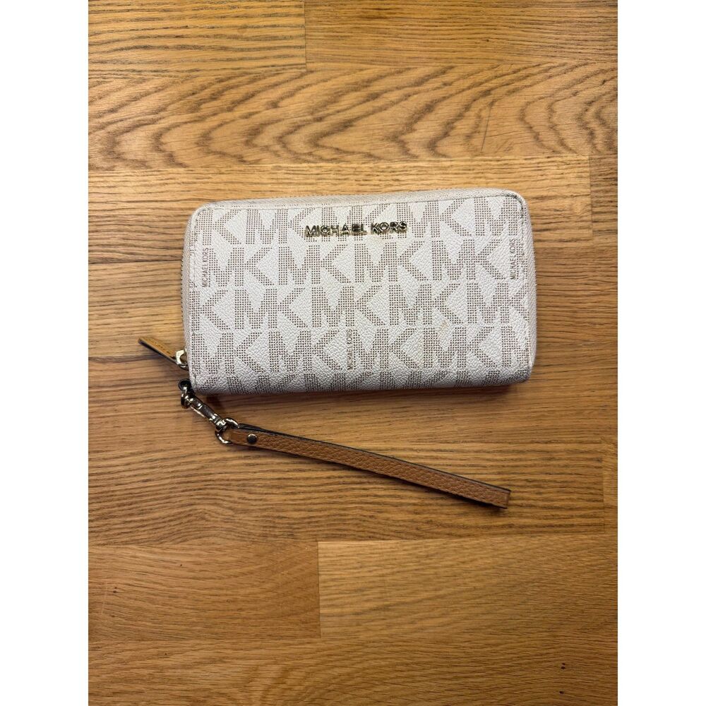 Michael Kors Jet Set Vanilla Signature Zip Around Wallet Wristlet